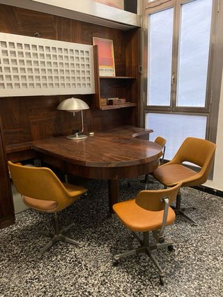 Despacho Mid-Century Modern completo de madera.