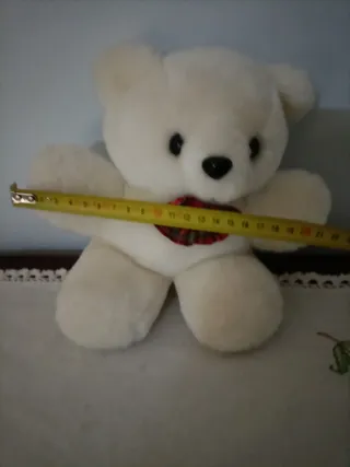 Osito de peluche blanco con pajarita
