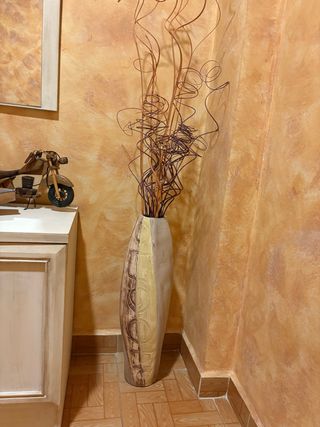 Jarrón alto decorativo de cerámica y madera