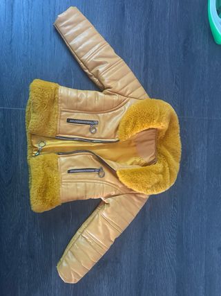 Chaqueta niña amarilla con pelo