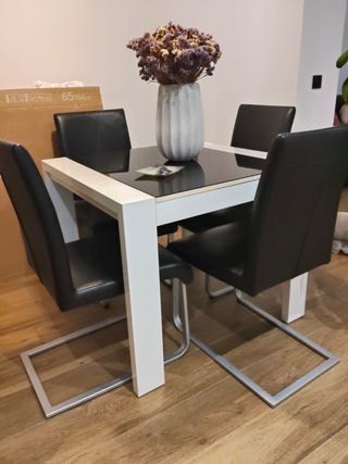 Mesa extensible y 4 sillas diseño moderno
