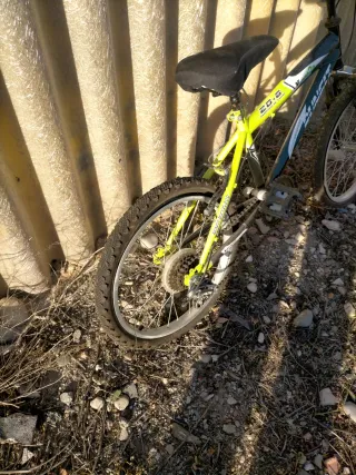 Bicicleta BMX verde y negra