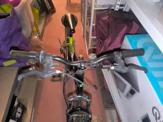 Bicicleta BMX verde y negra