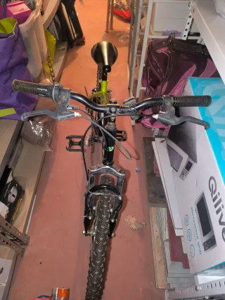 Bicicleta BMX verde y negra