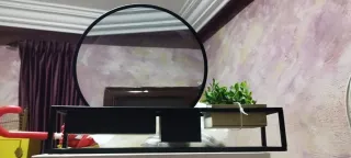 Decoración moderna espejo y planta