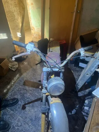 Moto para reparar o piezas