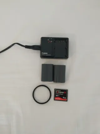 Cámara Canon EOS 20D + objetivo + accesorios