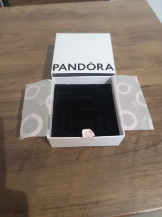 Caja de joyería Pandora blanca