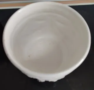 Macetero de porcelana blanco con adornos