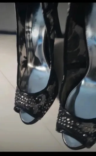 Peep-toes Karen Millen negros y plateados