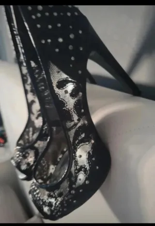 Peep-toes Karen Millen negros y plateados