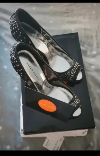 Peep-toes Karen Millen negros y plateados