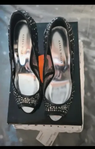 Peep-toes Karen Millen negros y plateados