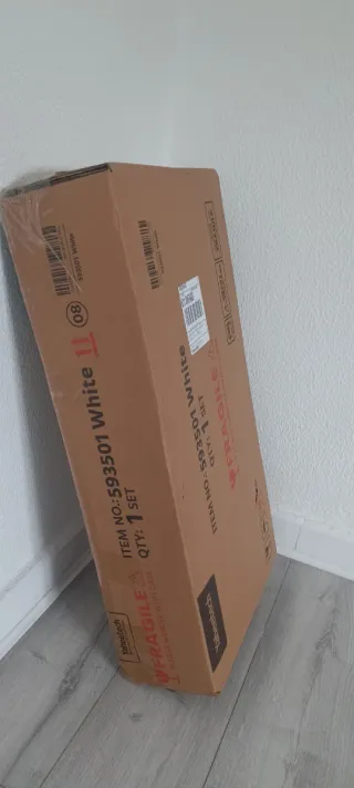 Mueble de baño con espejo y un estante