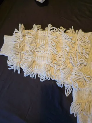 Jersey beige con flecos y trenzas