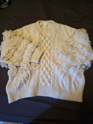 Jersey beige con flecos y trenzas