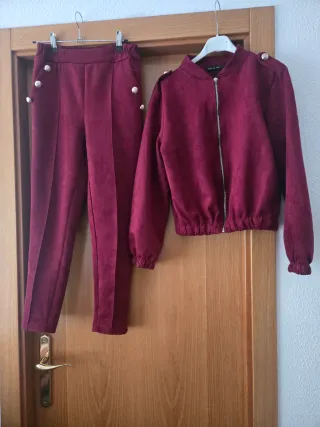 Conjunto chaqueta y pantalón burdeos