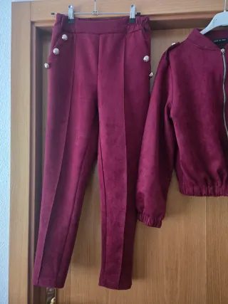 Conjunto chaqueta y pantalón burdeos
