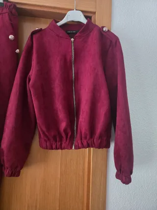 Conjunto chaqueta y pantalón burdeos