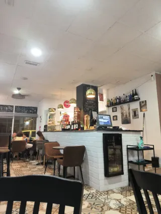 TRASPASO CAFETERÍA EN ESQUINA ZONA MUY TRANSITADA