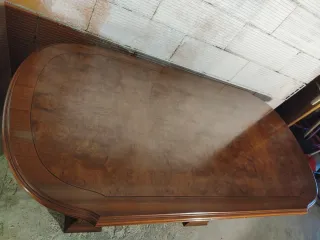 Mesa de comedor clásica de madera