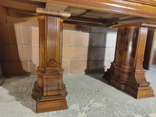 Mesa de comedor clásica de madera