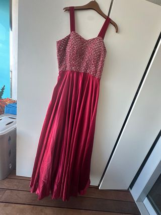 Vestido largo rojo de satén y lentejuelas