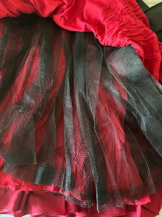 Vestido largo rojo de satén y lentejuelas