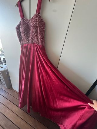 Vestido largo rojo de satén y lentejuelas