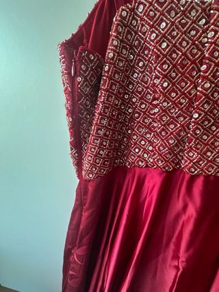 Vestido largo rojo de satén y lentejuelas