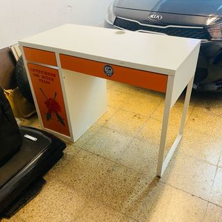 Escritorio blanco y naranja con diseño