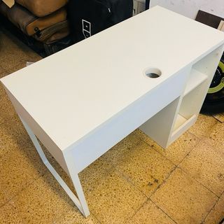 Escritorio blanco y naranja con diseño