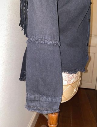 Chaqueta vaquera con flecos y brillos