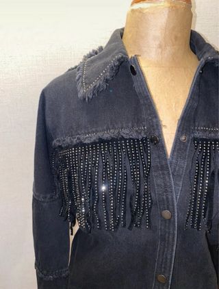 Chaqueta vaquera con flecos y brillos