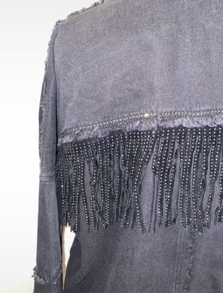 Chaqueta vaquera con flecos y brillos