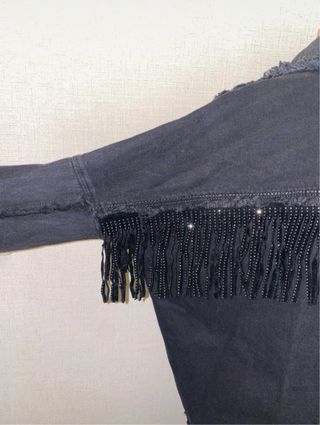 Chaqueta vaquera con flecos y brillos
