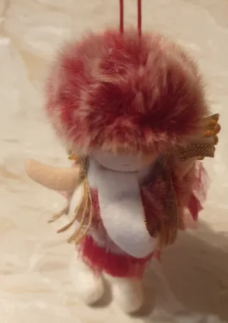 Angelo con cappello e sciarpa