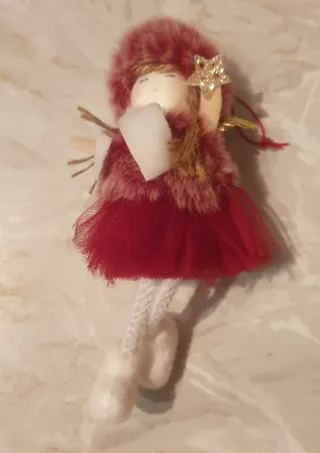 Angelo con cappello e sciarpa