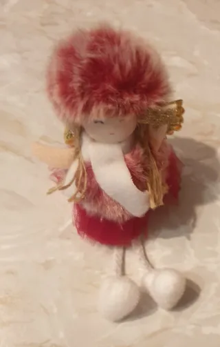 Angelo con cappello e sciarpa