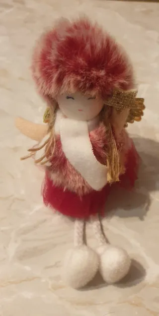 Angelo con cappello e sciarpa