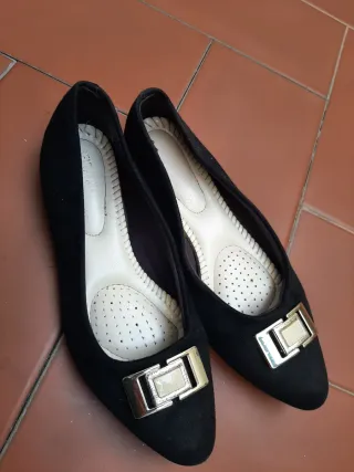 Manoletinas negras T-37 con detalle metálico