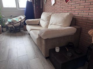 Sofá cómodo beige y marrón