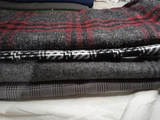 Restos de royo Tela de lana a cuadros gris y roja