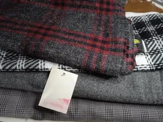 Restos de royo Tela de lana a cuadros gris y roja