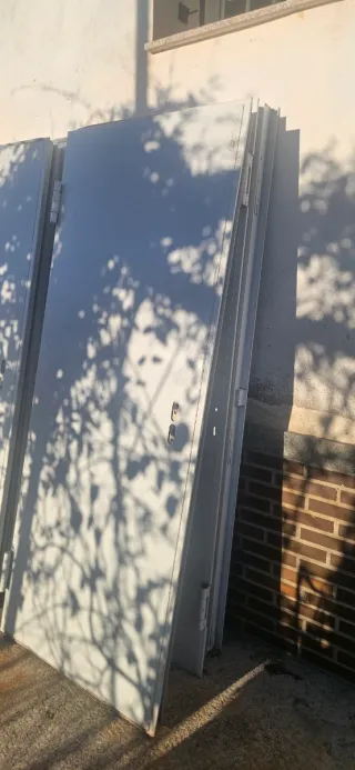 6 puertas antifuego y 2 de aluminio