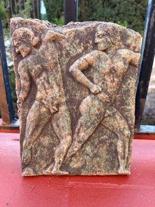 Figura clásica de piedra hombres desnudos