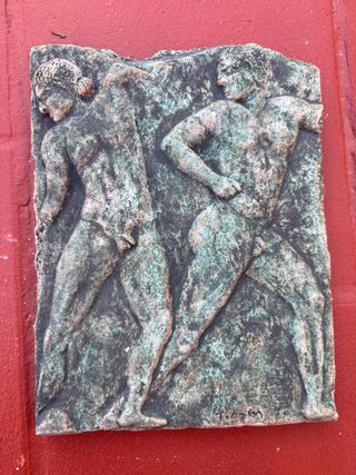 Figura clásica de piedra hombres desnudos