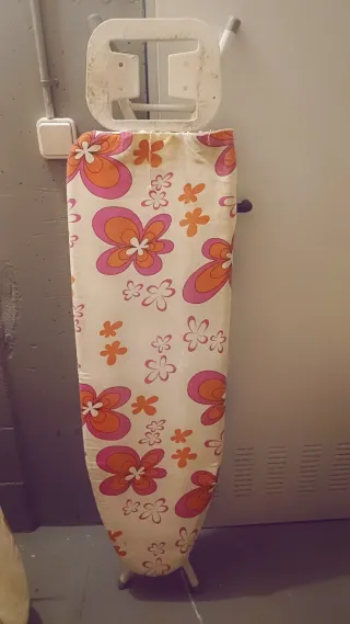 Tabla de planchar con funda floral