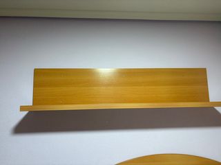 Estantería de madera color marrón