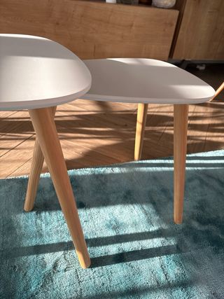 Tavoli ausiliari minimalisti in legno e bianco